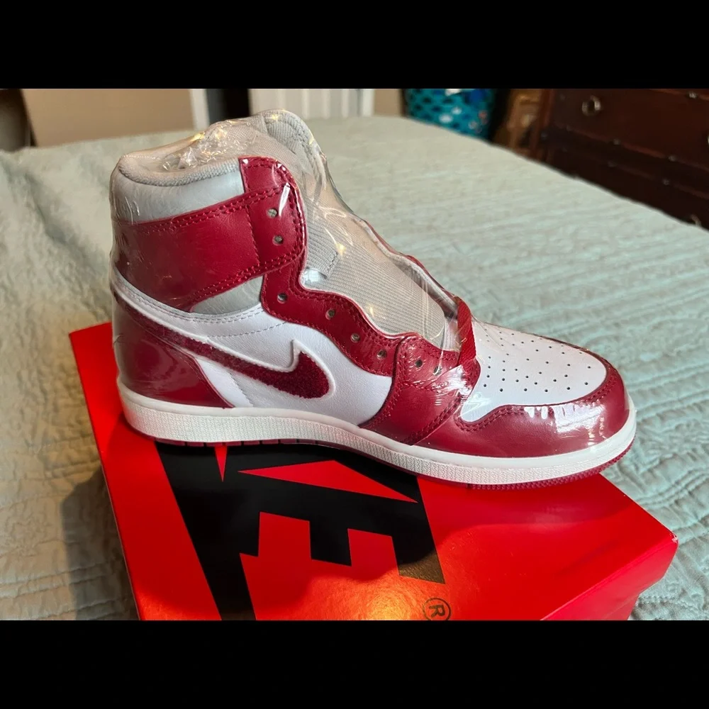Women’s Air Jordan 1 Retro High OG Sneaker. Red. Sizes: 5.5x2 left. NWT. - Picture 8 of 12